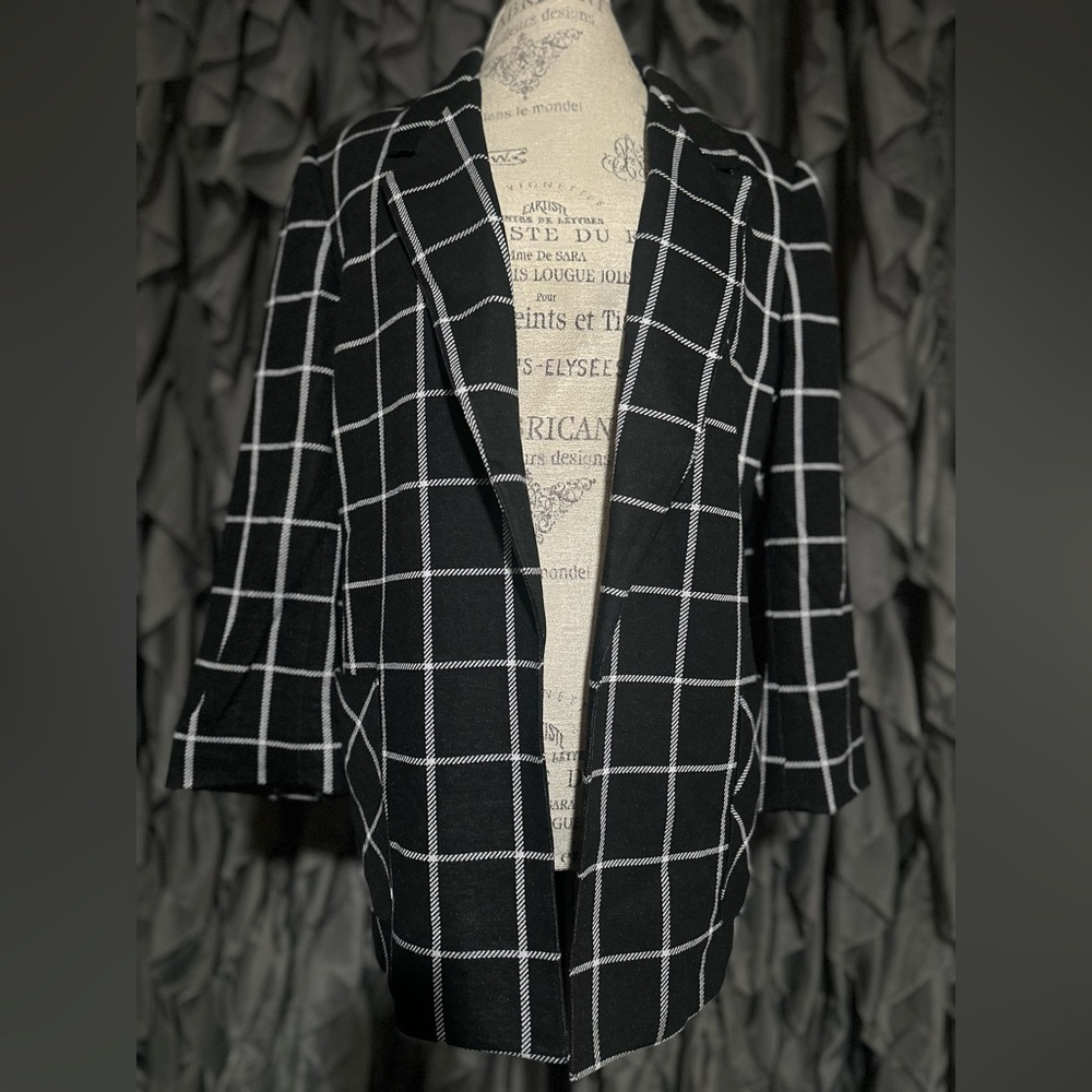 Anne Klein, size Large, black/white in color